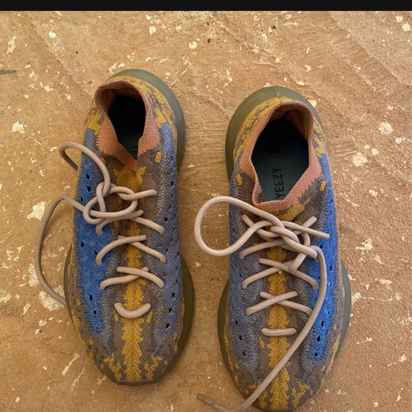 Yeezy 380 - Picture 3 of 5